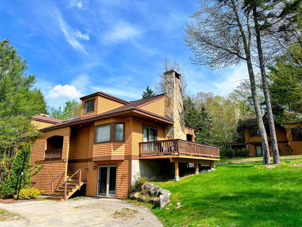 O7 Slopeside Bretton Woods Resort cottage with upscale stylings cozy decor tons of space